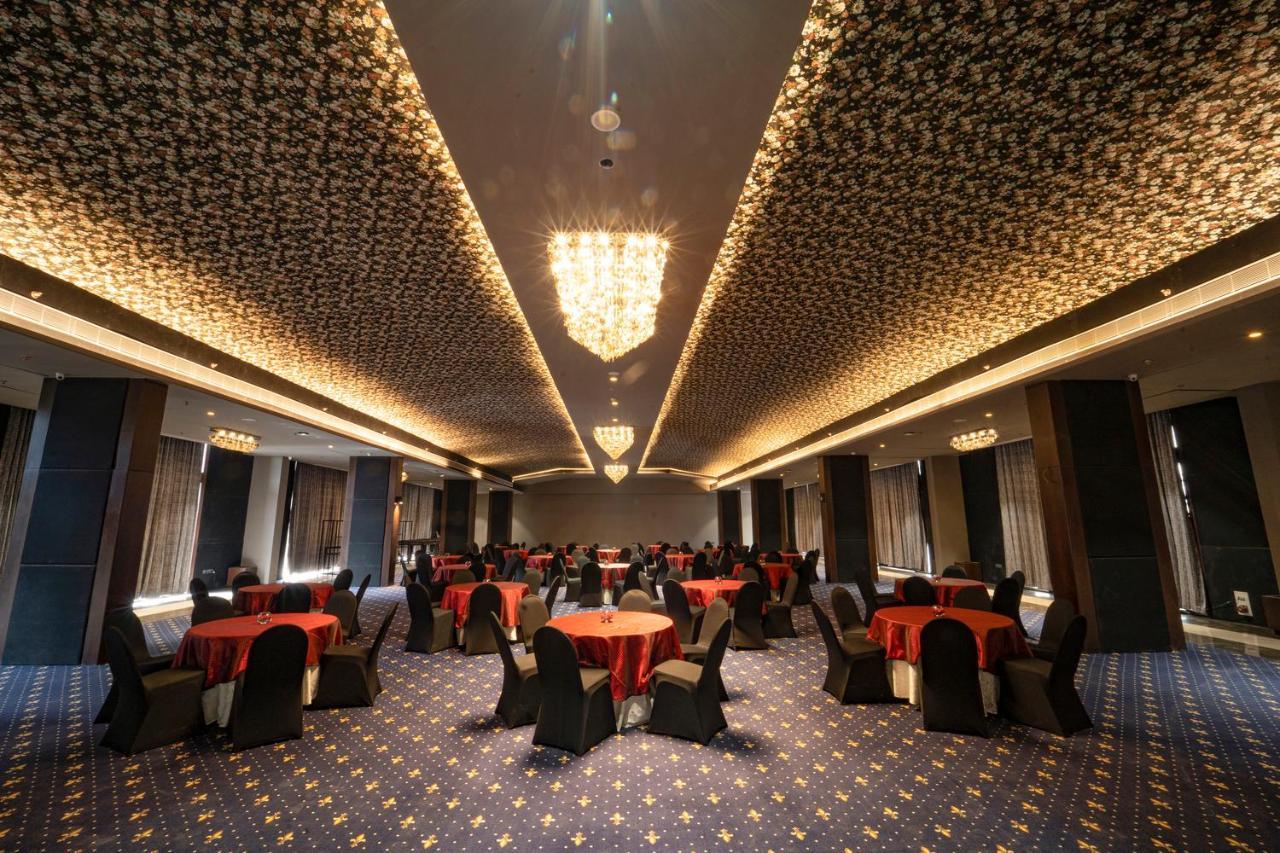 Essentia Luxury Hotel Indore Eksteriør billede