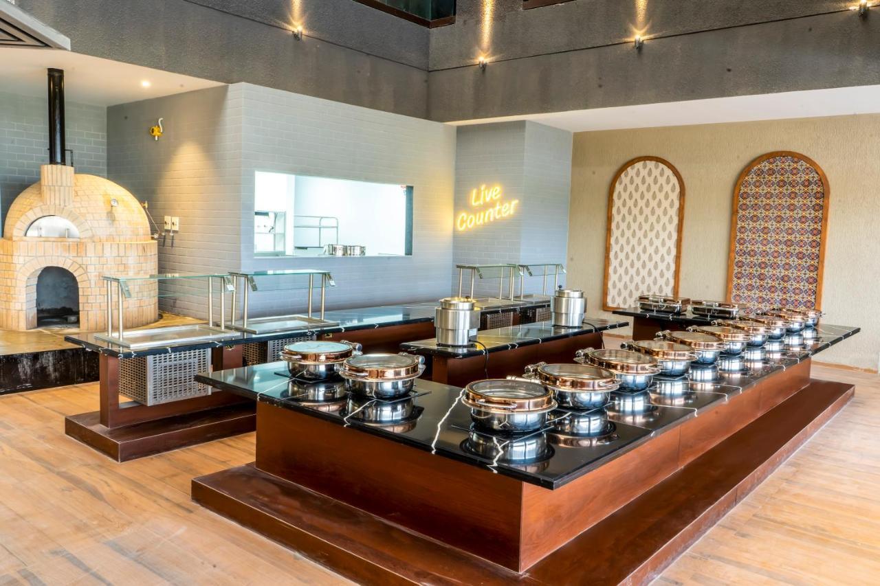 Essentia Luxury Hotel Indore Eksteriør billede