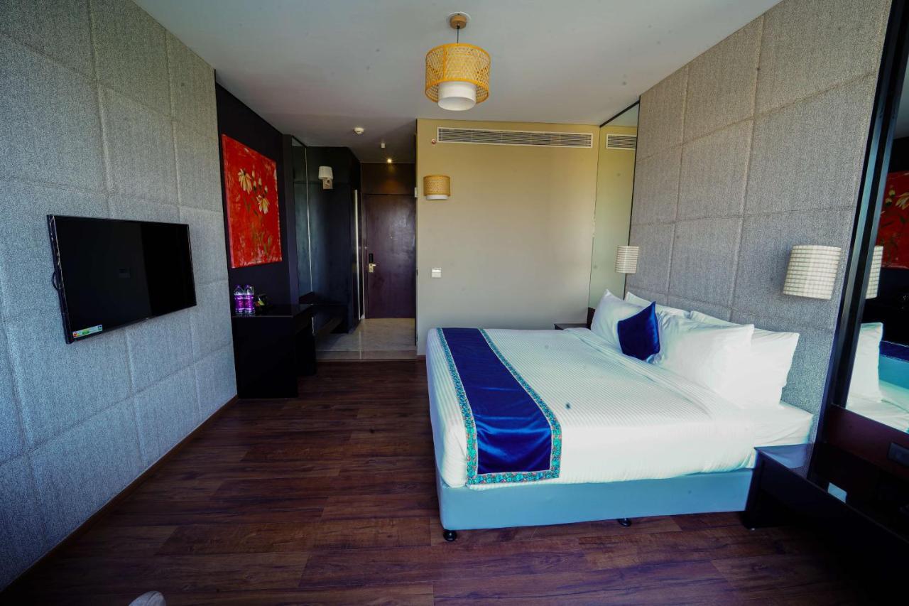 Essentia Luxury Hotel Indore Eksteriør billede