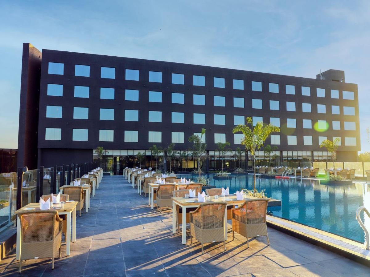 Essentia Luxury Hotel Indore Eksteriør billede