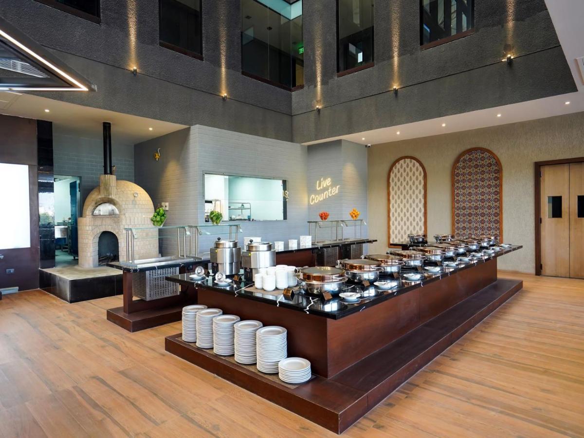 Essentia Luxury Hotel Indore Eksteriør billede