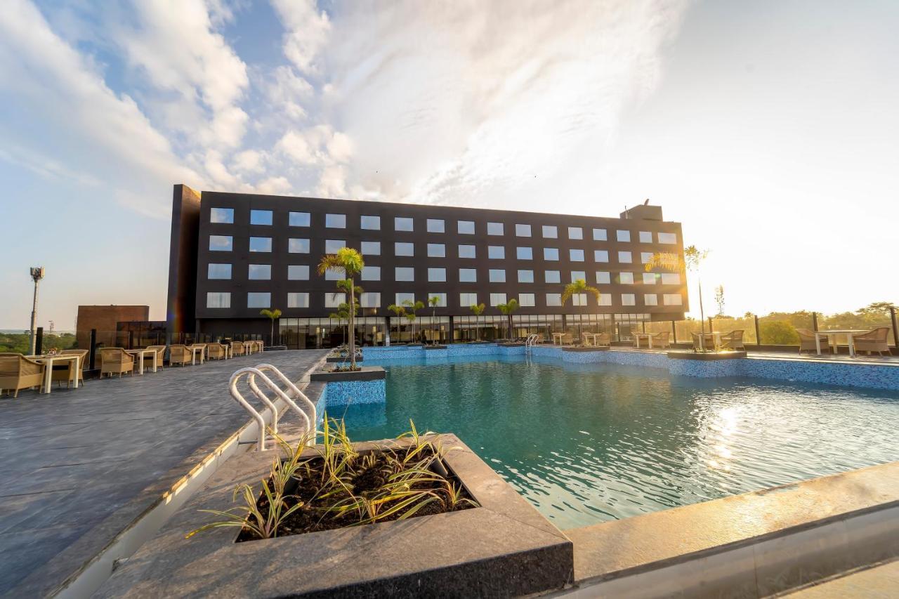 Essentia Luxury Hotel Indore Eksteriør billede