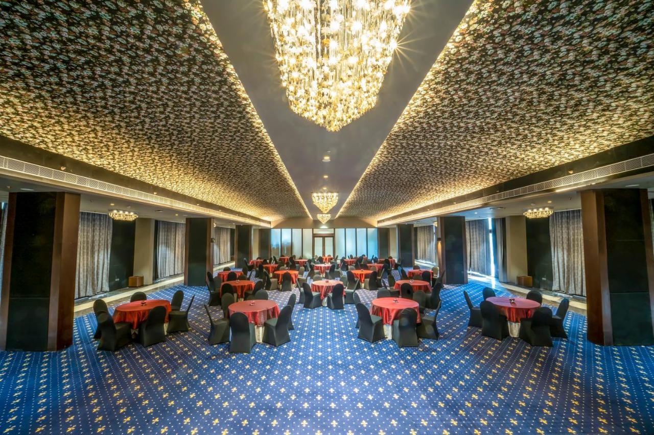 Essentia Luxury Hotel Indore Eksteriør billede