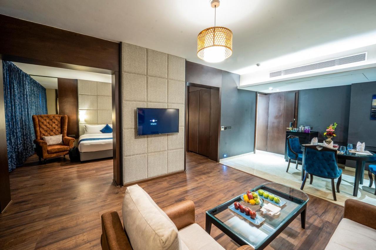 Essentia Luxury Hotel Indore Eksteriør billede
