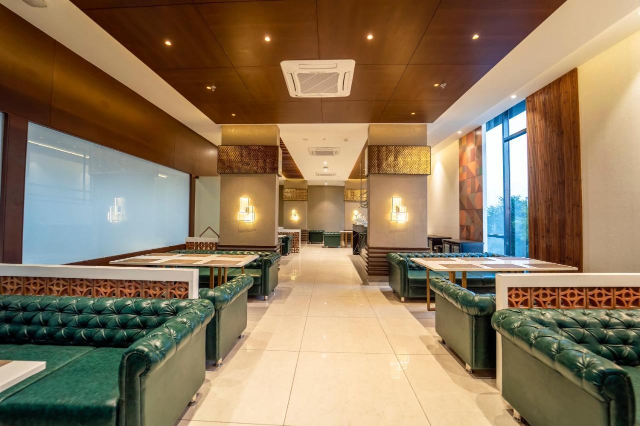 Essentia Luxury Hotel Indore Eksteriør billede