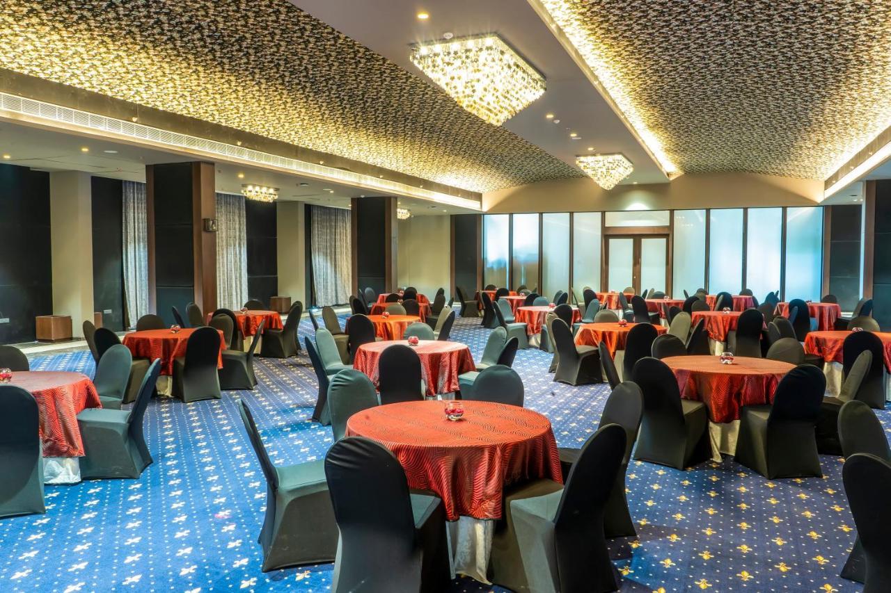 Essentia Luxury Hotel Indore Eksteriør billede