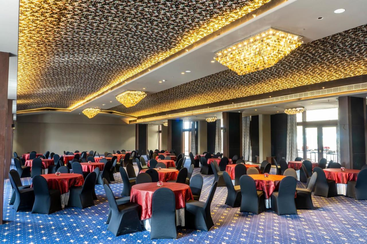 Essentia Luxury Hotel Indore Eksteriør billede