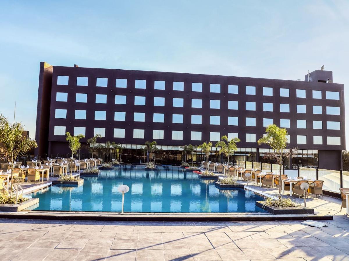 Essentia Luxury Hotel Indore Eksteriør billede