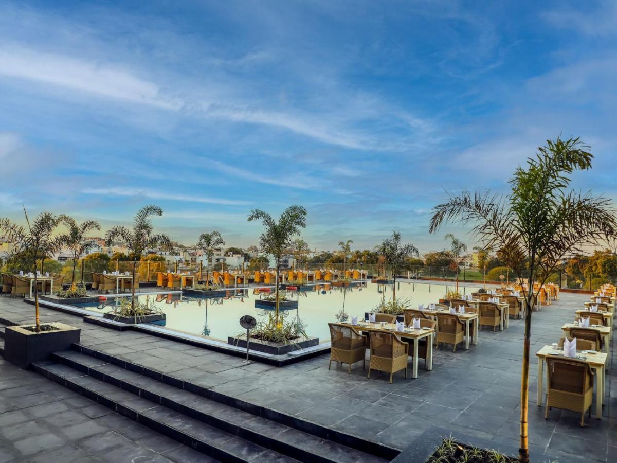 Essentia Luxury Hotel Indore Eksteriør billede