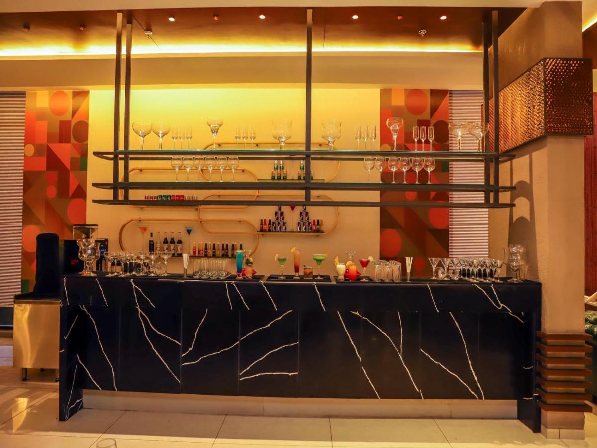 Essentia Luxury Hotel Indore Eksteriør billede