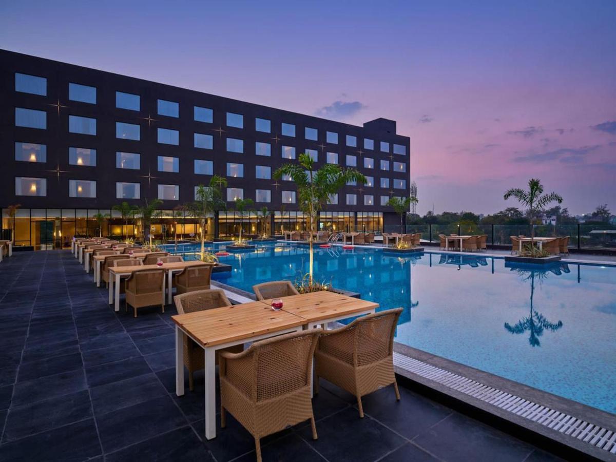 Essentia Luxury Hotel Indore Eksteriør billede