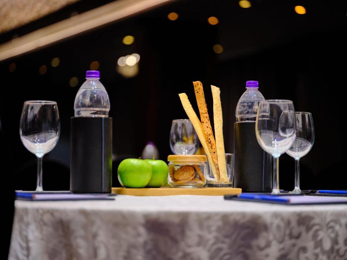 Essentia Luxury Hotel Indore Eksteriør billede