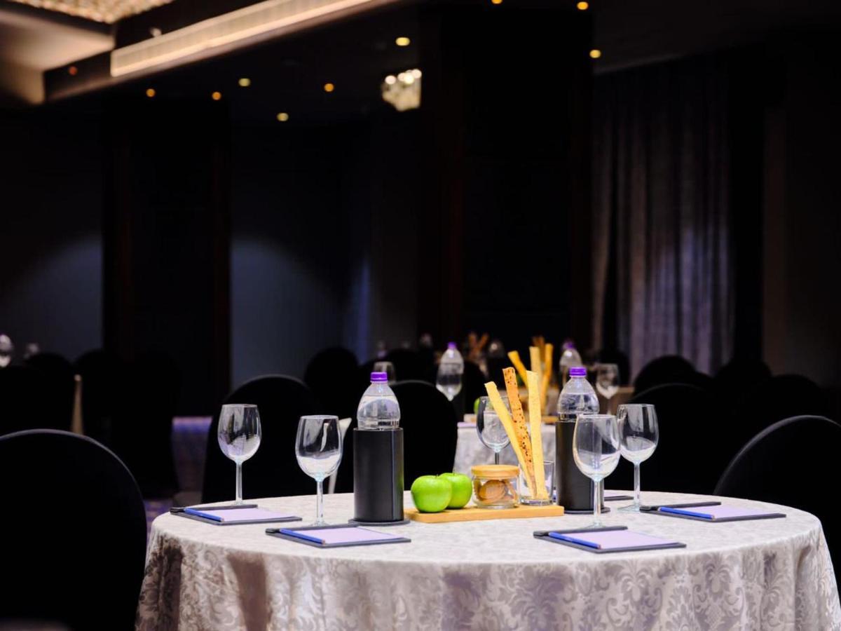 Essentia Luxury Hotel Indore Eksteriør billede
