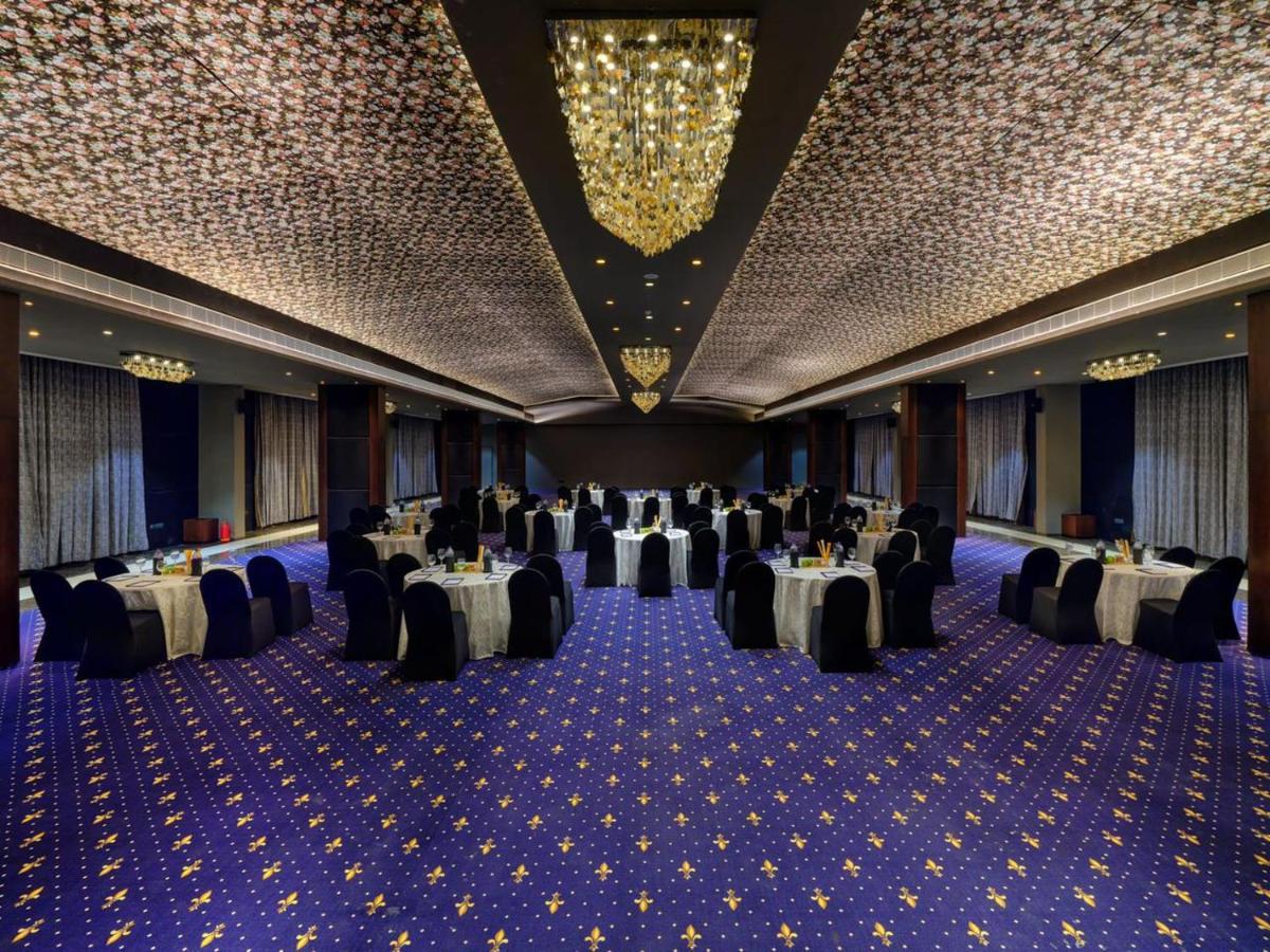 Essentia Luxury Hotel Indore Eksteriør billede