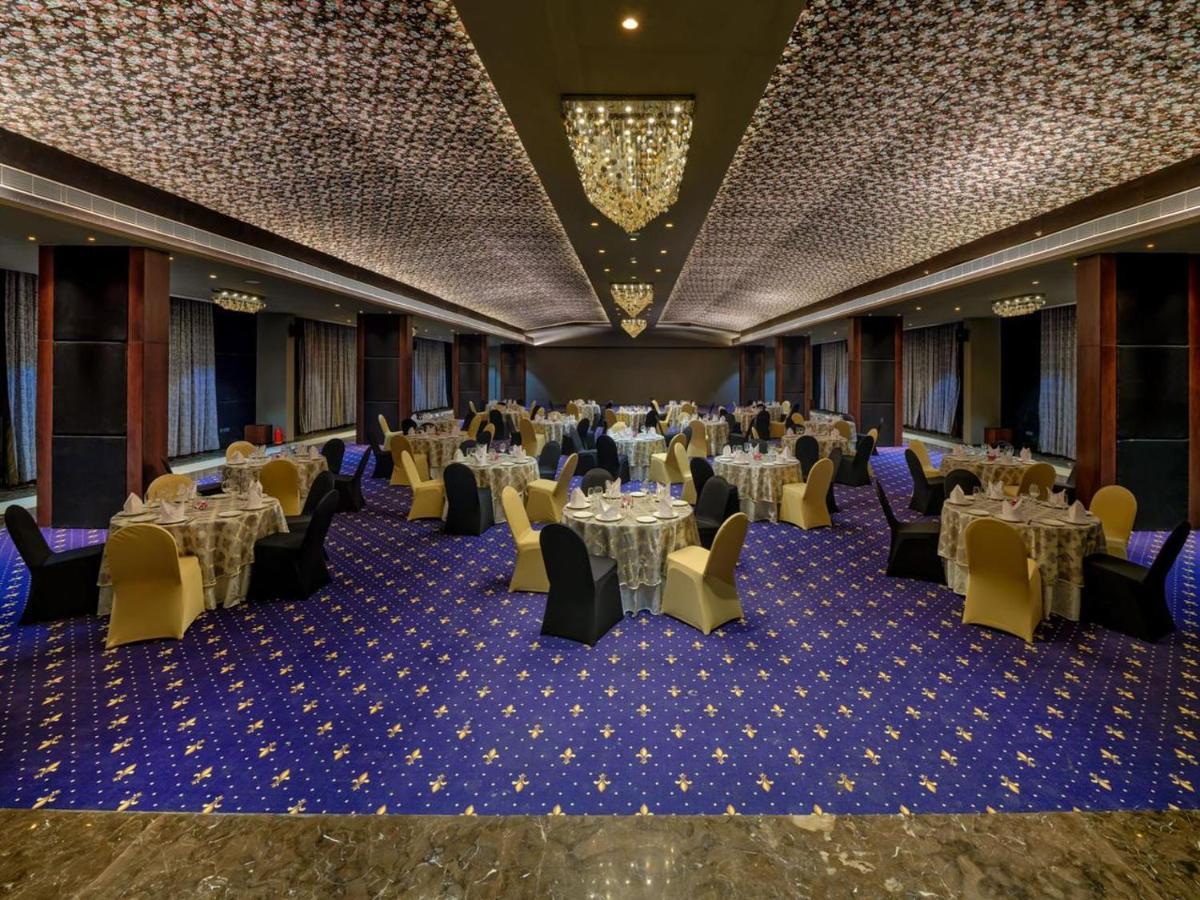 Essentia Luxury Hotel Indore Eksteriør billede