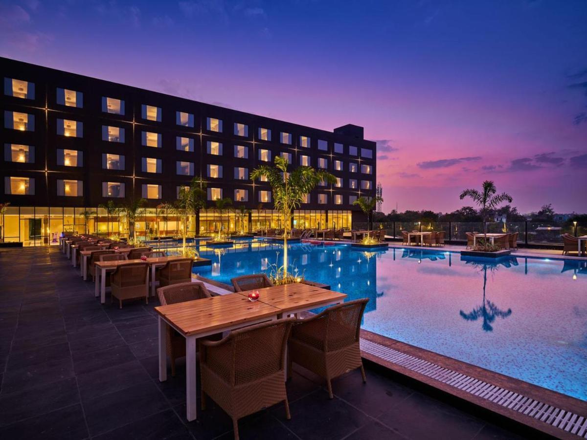 Essentia Luxury Hotel Indore Eksteriør billede