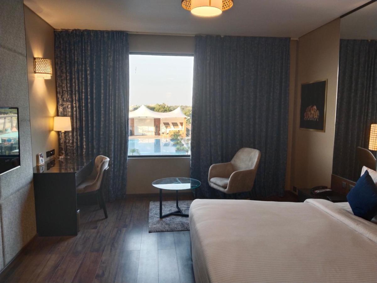 Essentia Luxury Hotel Indore Eksteriør billede